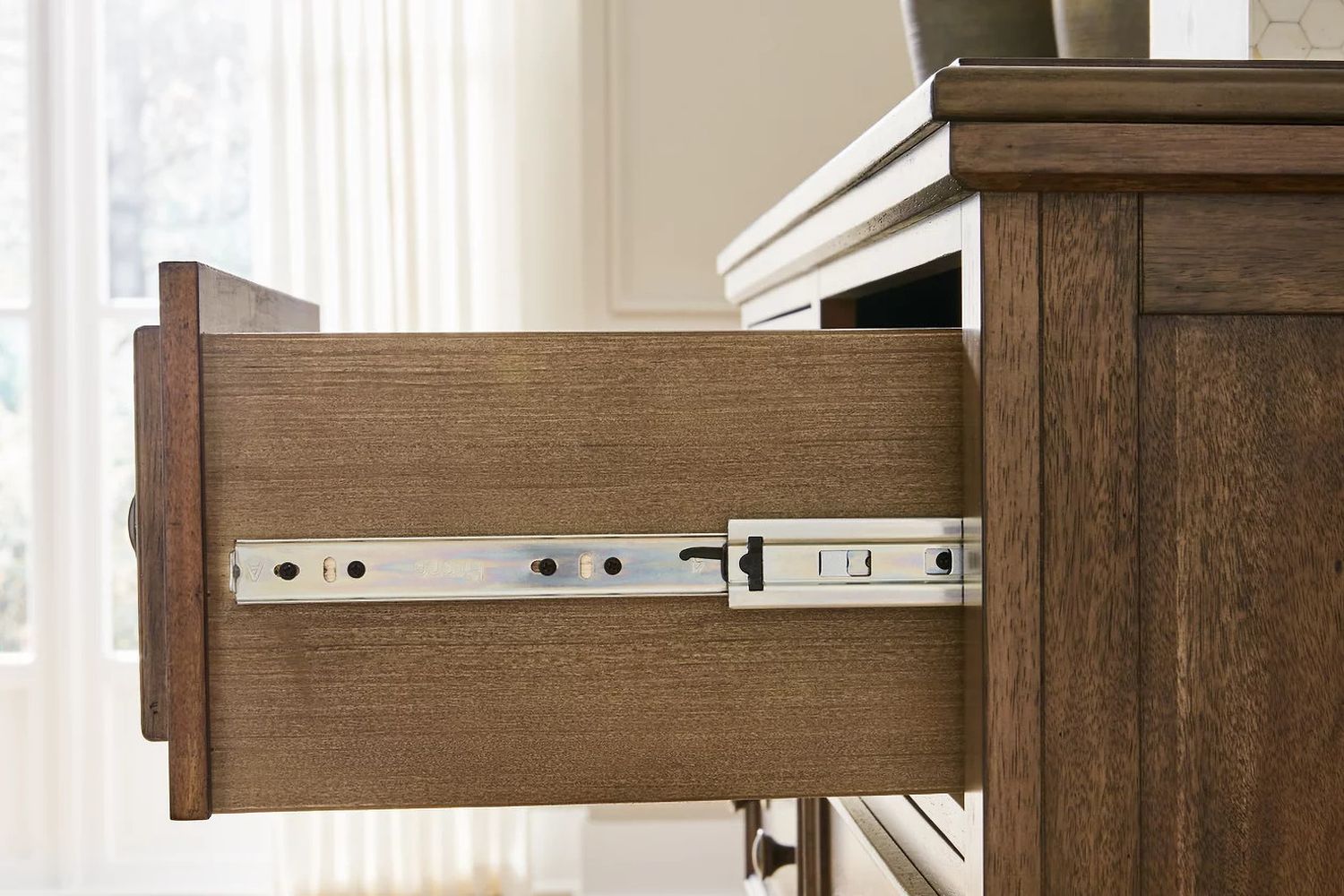 Sturlayne Chest of Drawers In Brown B78746