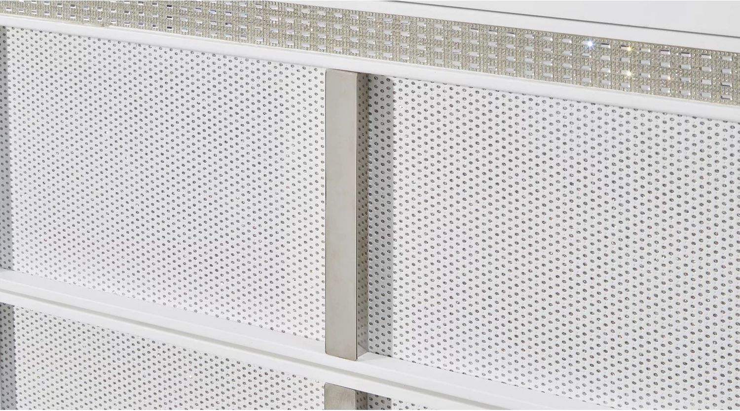 Chalanna Chest of Drawers In White B82246