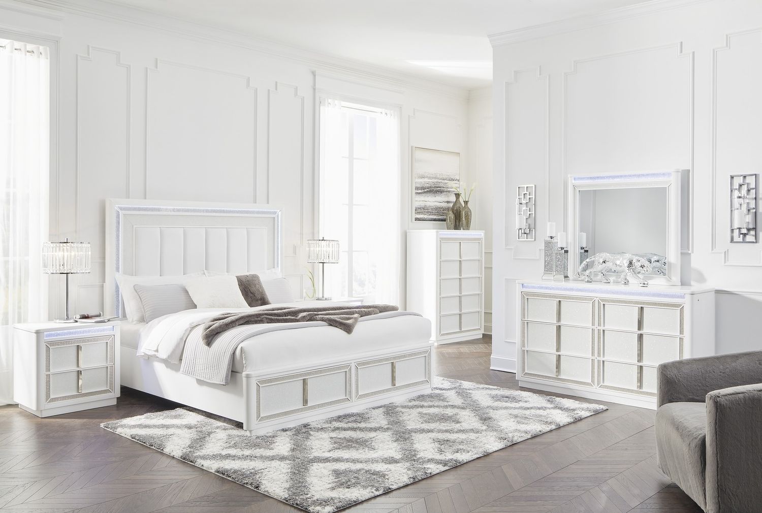 Chalanna Chest of Drawers In White B82246
