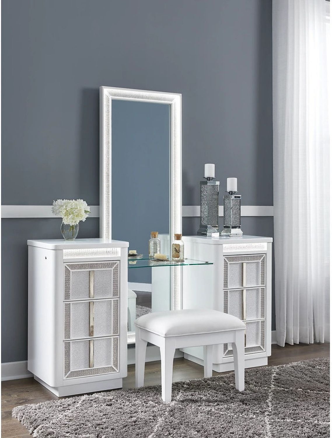 Chalanna Vanity with Mirror In White B822B7