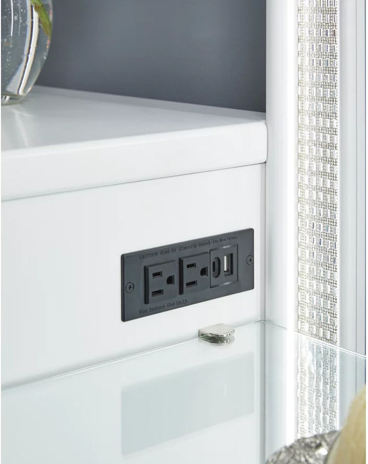 Chalanna Vanity with Mirror In White B822B7