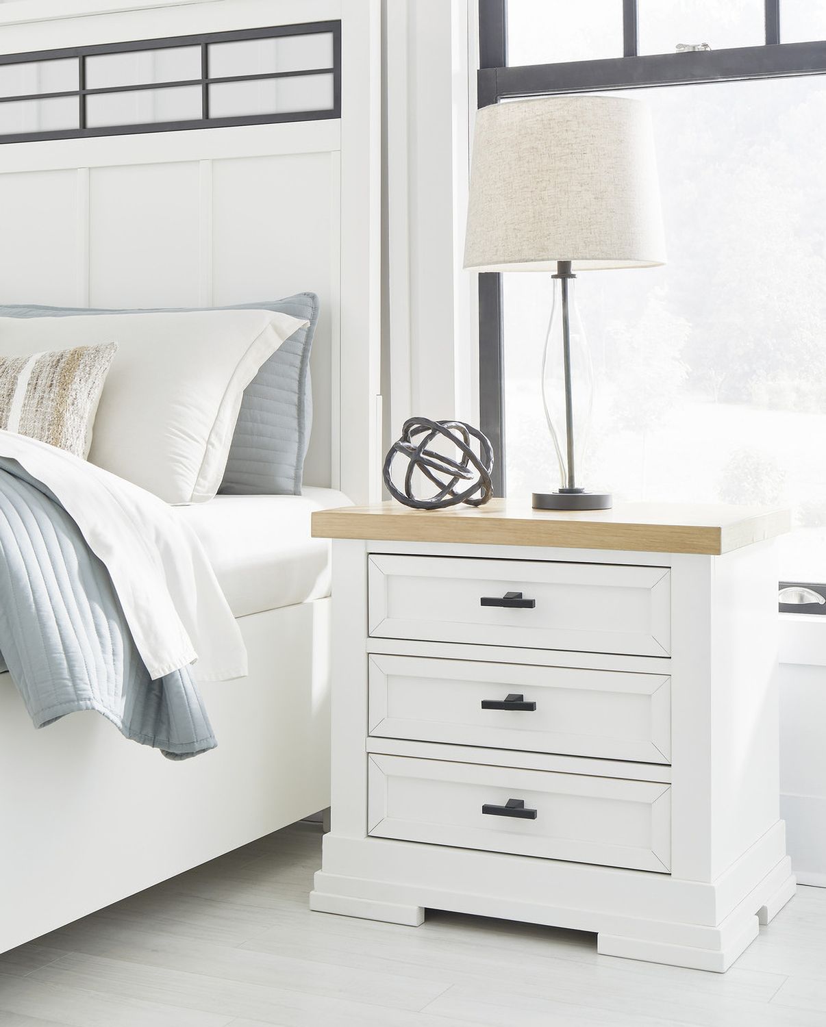 Ashbryn Nightstand In White/Natural B84493