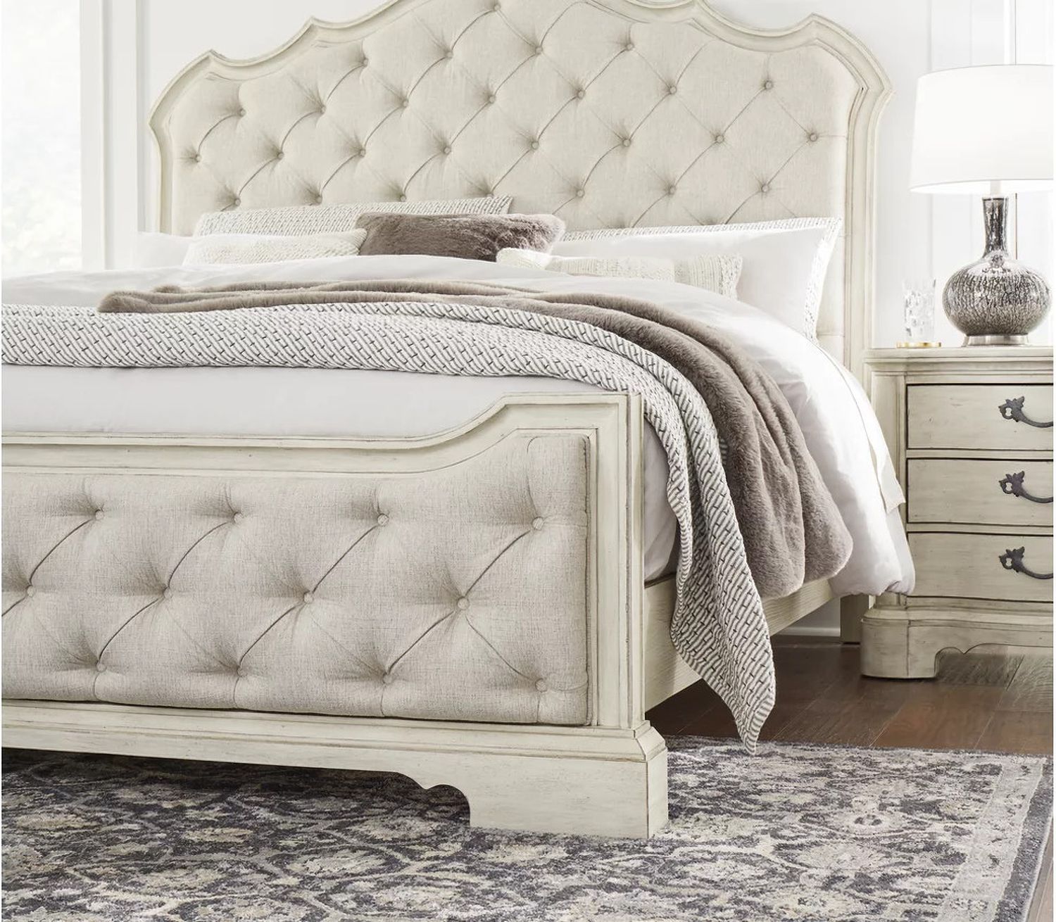 Arlendyne King Upholstered Bed In Antique White B980B4