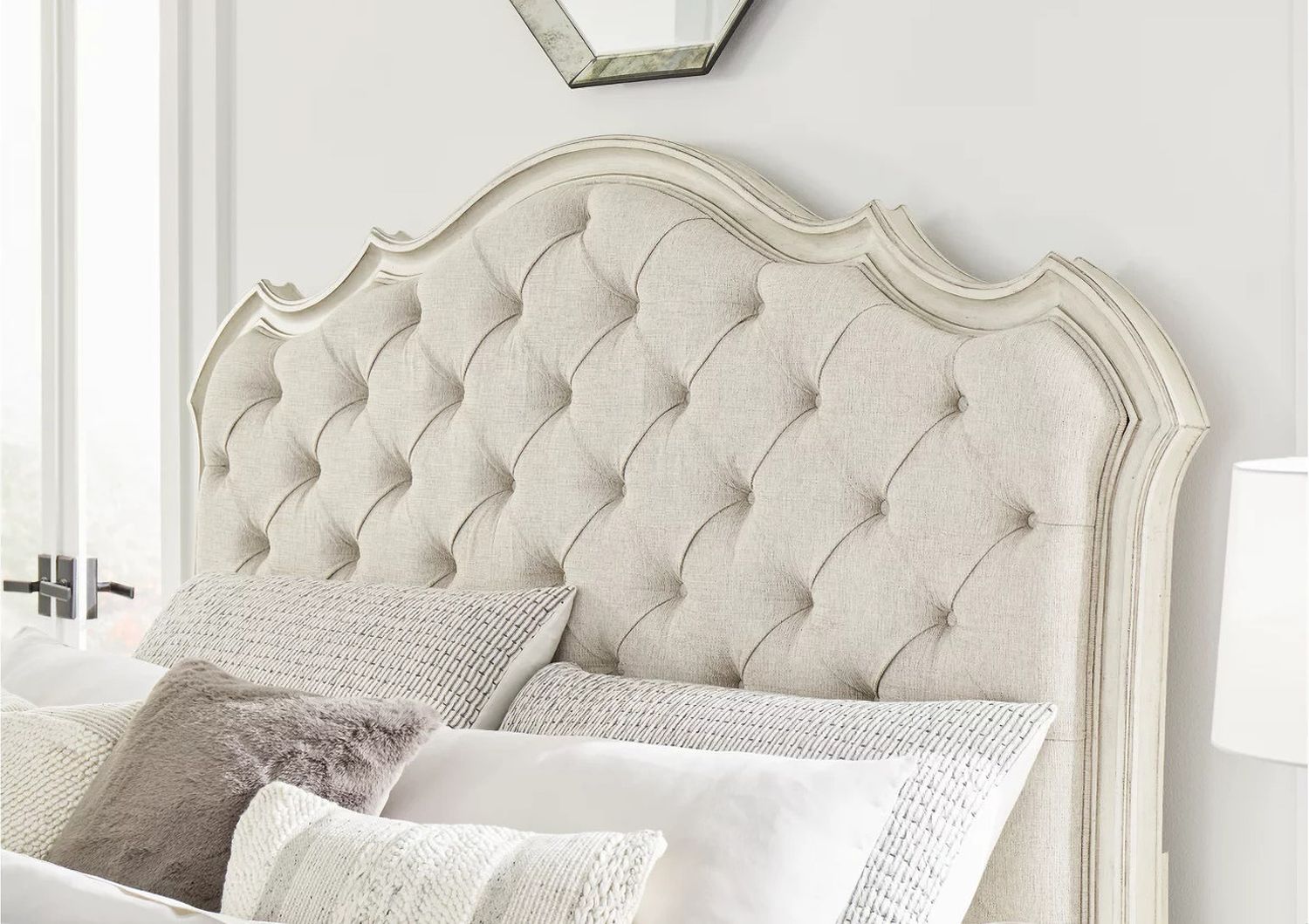 Arlendyne King Upholstered Bed In Antique White B980B4