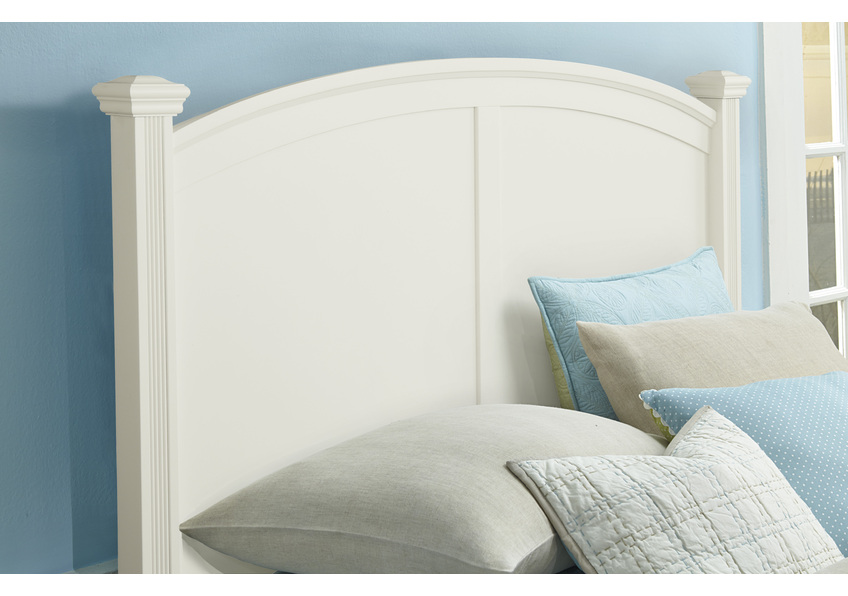 Bonanza Queen & King Poster Bed - White Finish in Queen - BB29-557-755-922 BB29557755922