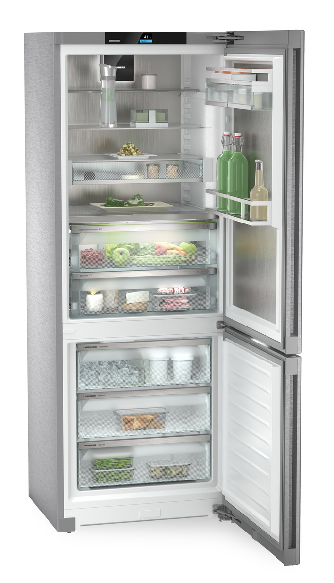 Fridge-freezer with BioFresh Professional and NoFrost CB7790IM