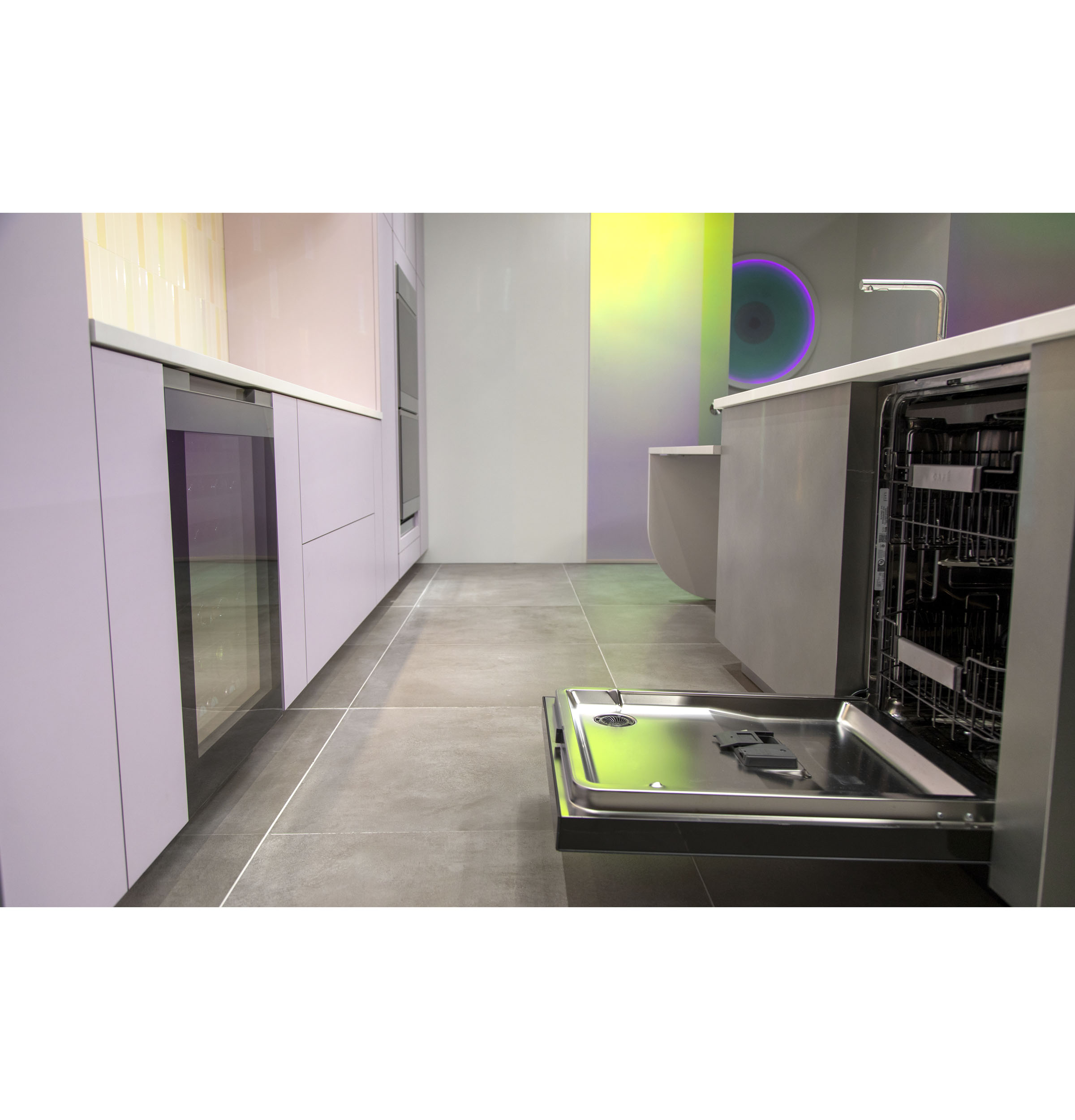 Wine Center in Platinum Glass CCR06DM2PS5