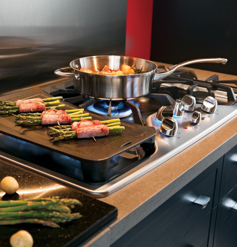 Café Series 30" Built-in Gas Cooktop CGP350SETSS