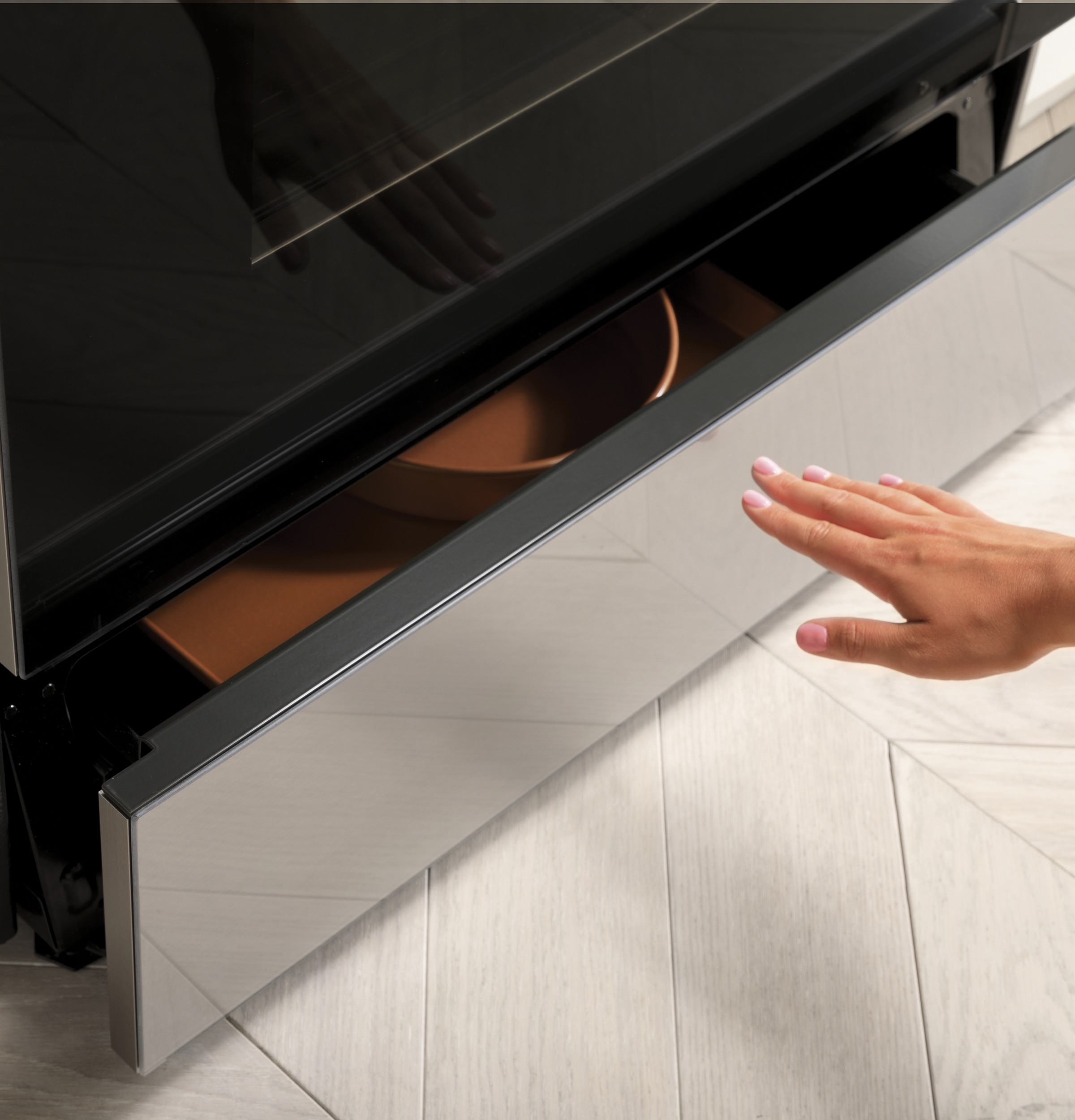 CAFÉ™ 30" Smart Slide-In, Front-Control, Gas Range with Convection Oven in Platinum Glass view 23