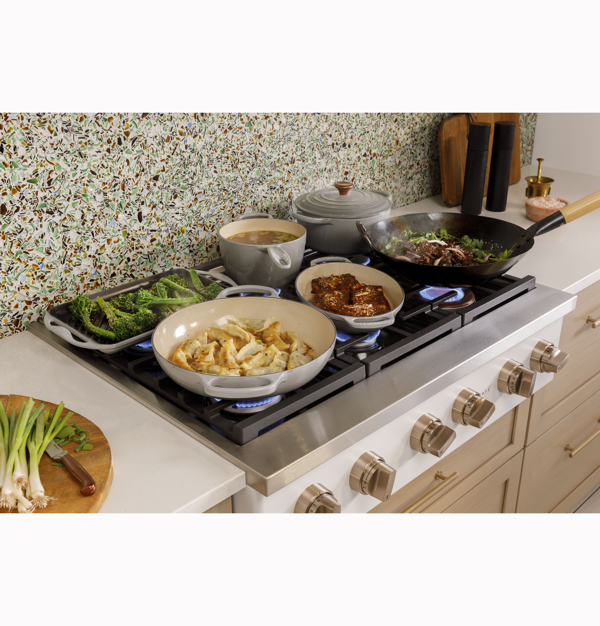 CAFÉ™ 36" Commercial-Style Gas Rangetop with 6 Burners (Natural Gas) view 27