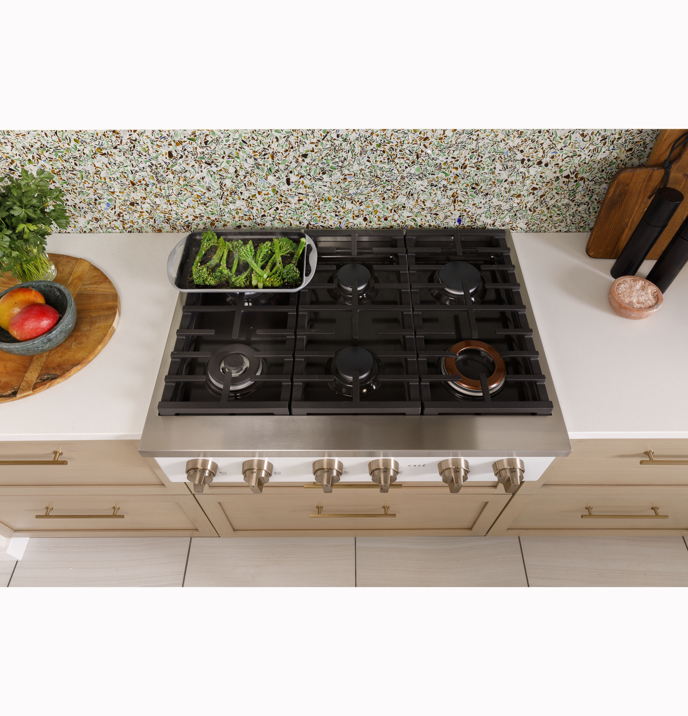 CAFÉ™ 36" Commercial-Style Gas Rangetop with 6 Burners (Natural Gas) view 25