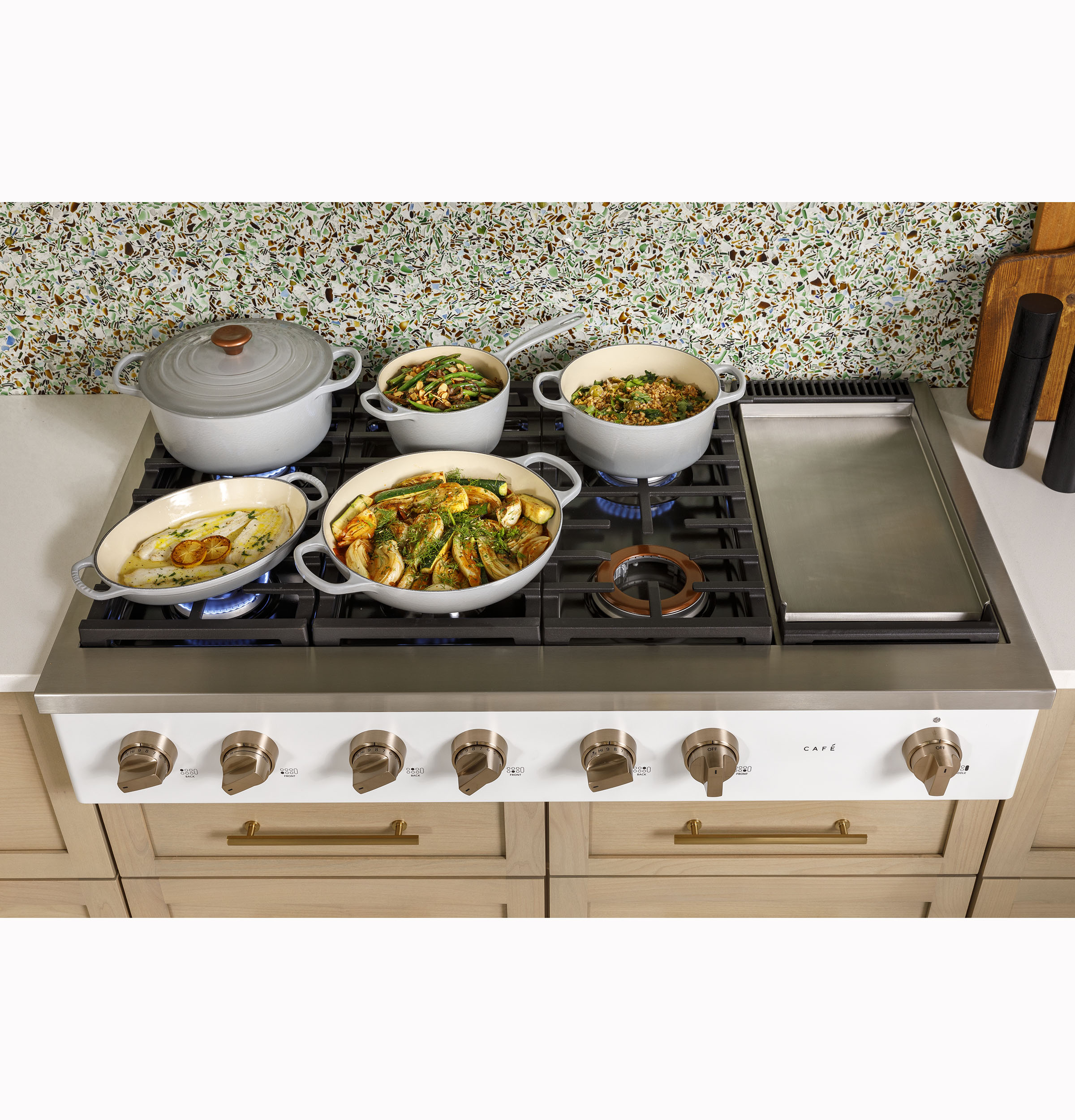 CAFÉ™ 48" Commercial-Style Gas Rangetop with 6 Burners and Integrated Griddle (Natural Gas) view 31