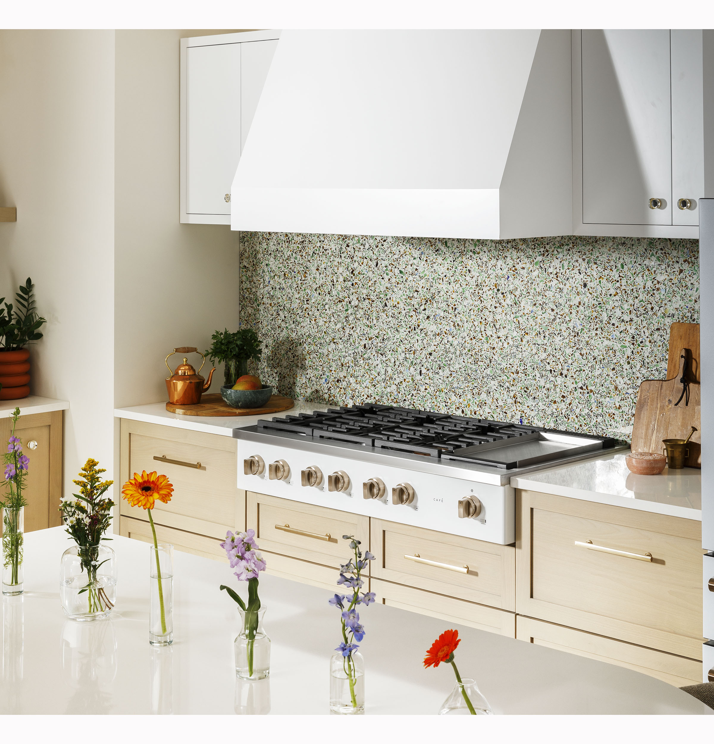 CAFÉ™ 48" Commercial-Style Gas Rangetop with 6 Burners and Integrated Griddle (Natural Gas) view 7