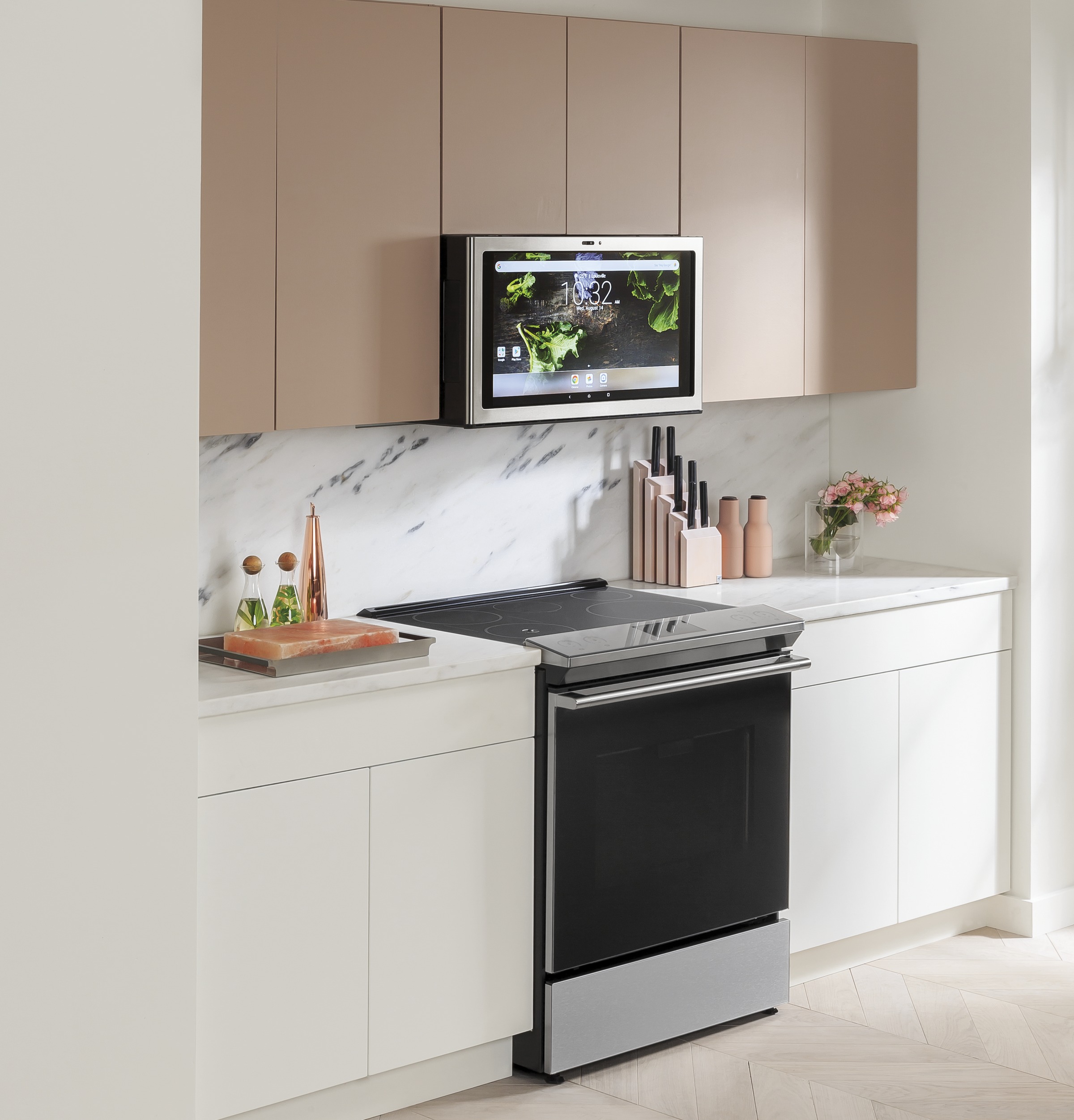 CAFÉ™ 30" Smart Slide-In, Front-Control, Induction and Convection Range with In-Oven Camera in Platinum Glass view 14