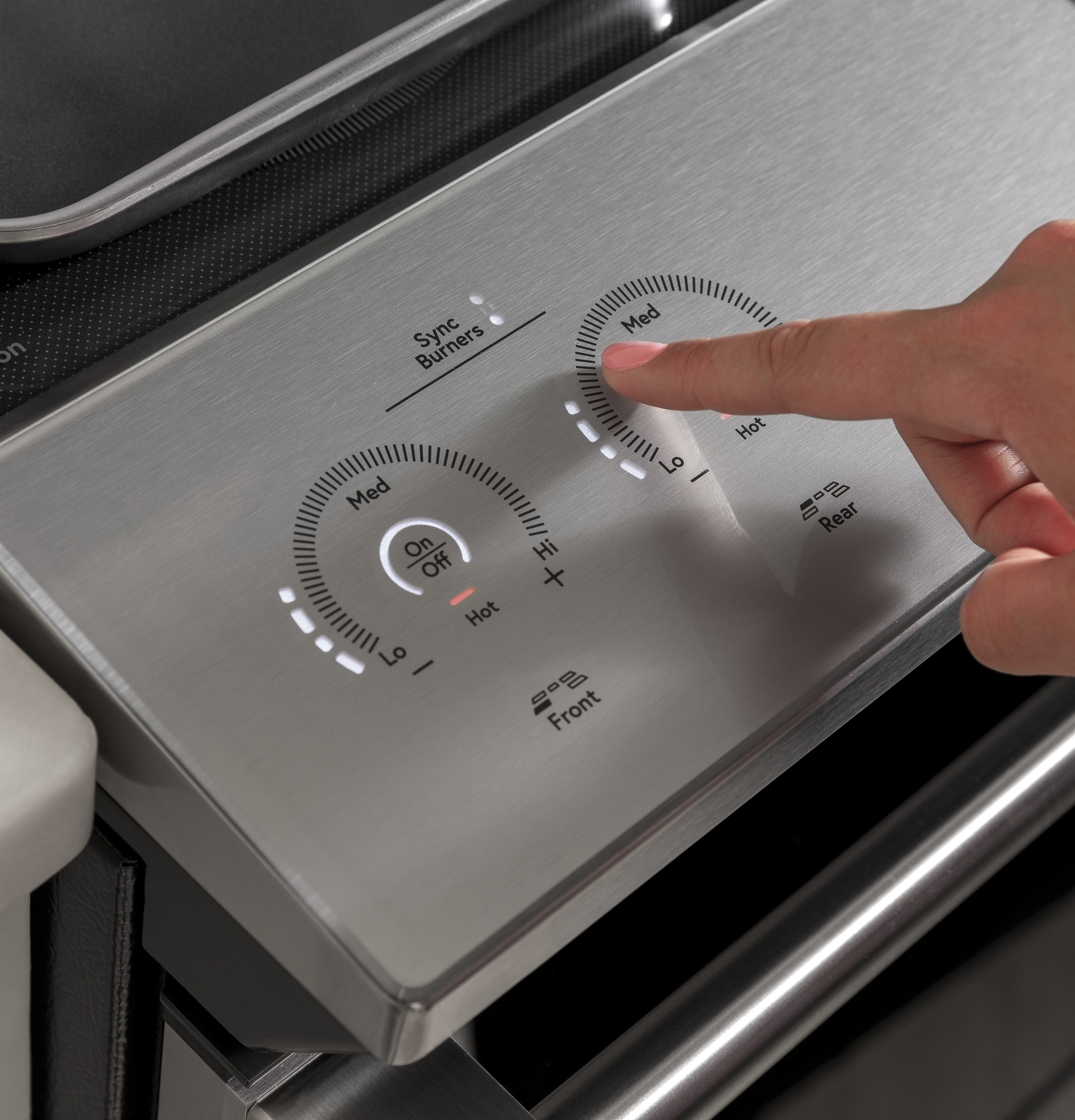CAFÉ™ 30" Smart Slide-In, Front-Control, Induction and Convection Range with In-Oven Camera in Platinum Glass view 7