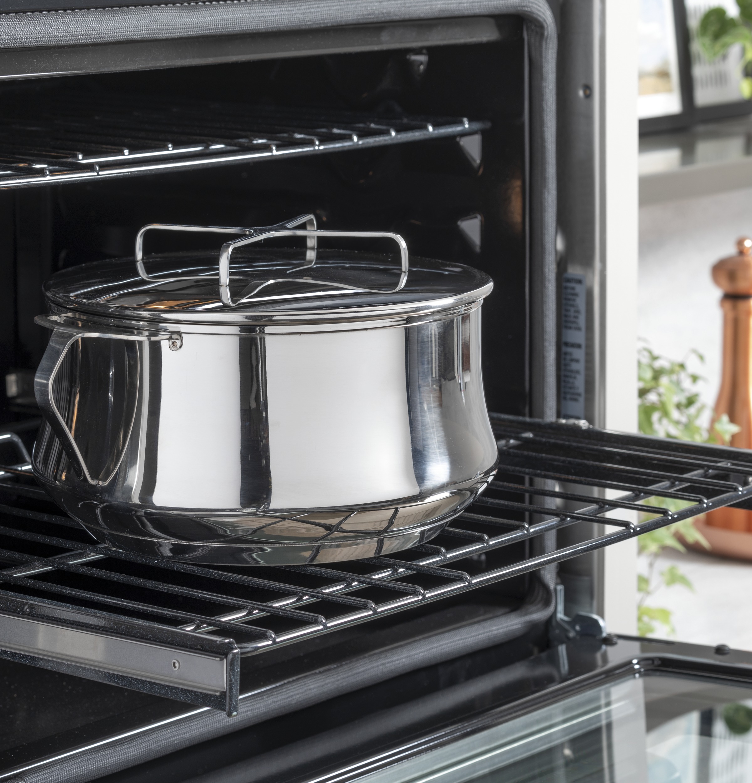 CAFÉ™ Professional Series 30" Smart Built-In Convection French-Door Double Wall Oven view 2