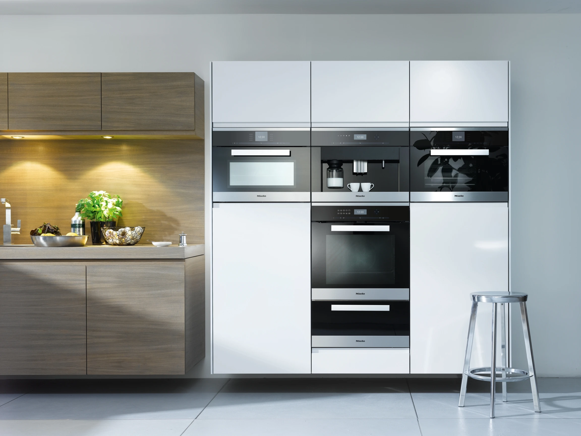 Built-in coffee machine with bean-to cup system and OneTouch CVA6401