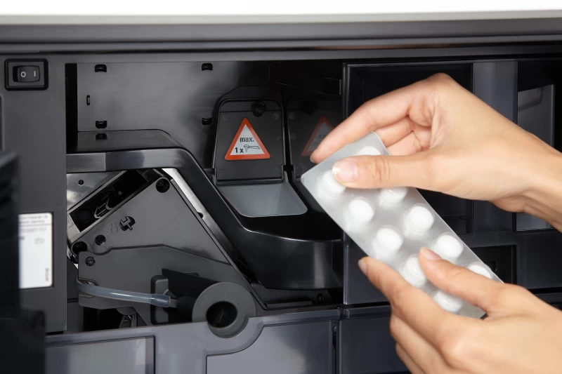 Built-in coffee machine with bean-to cup system and OneTouch CVA6401