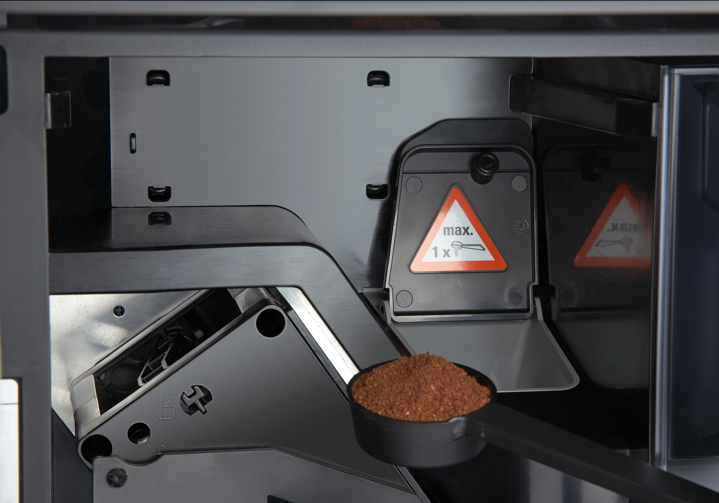 Built‑in coffee machine with bean-to-cup system and OneTouch for Two for perfect coffee enjoyment. CVA6405