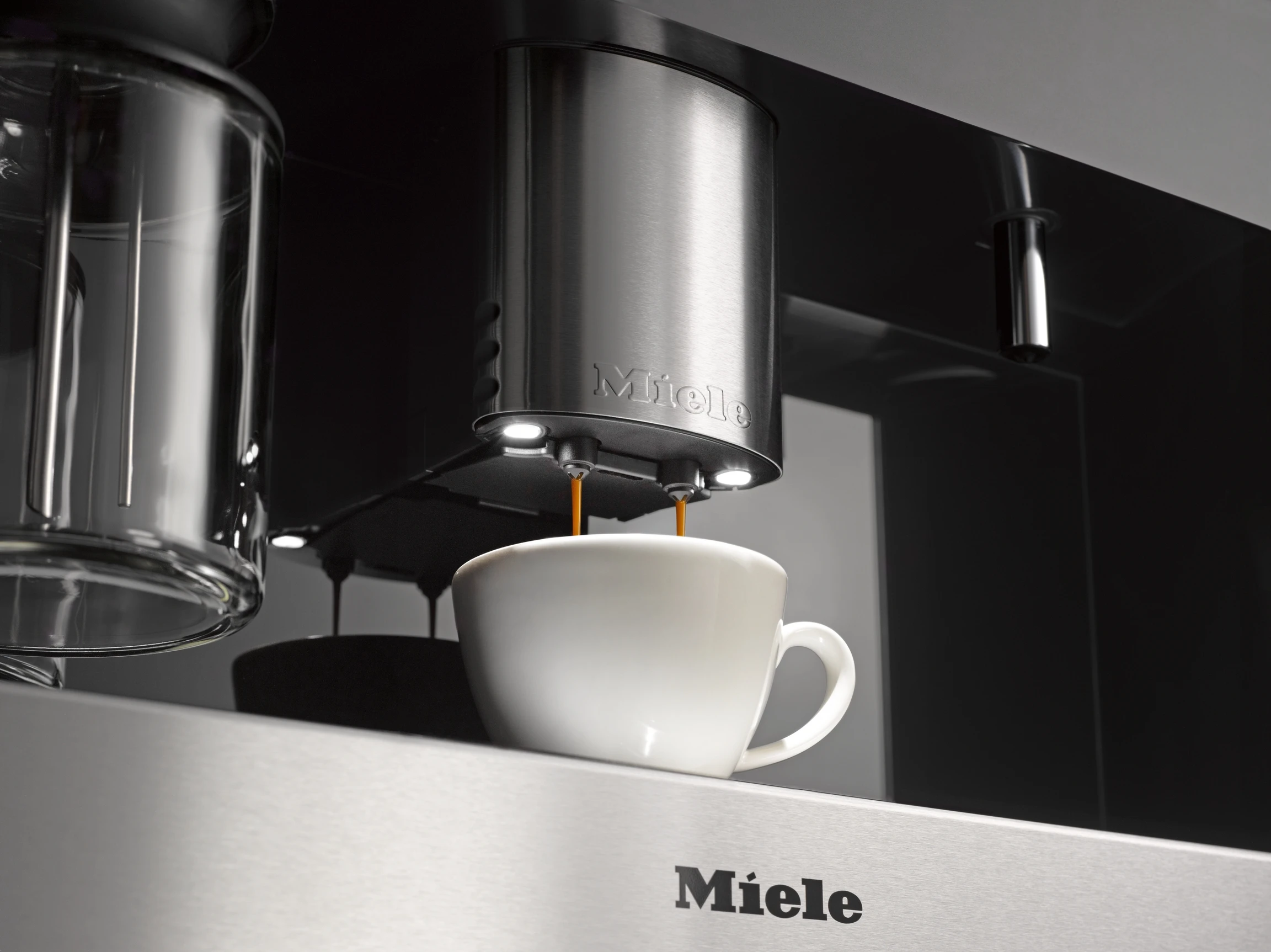 Built‑in coffee machine with bean-to-cup system and OneTouch for Two for perfect coffee enjoyment. CVA6405