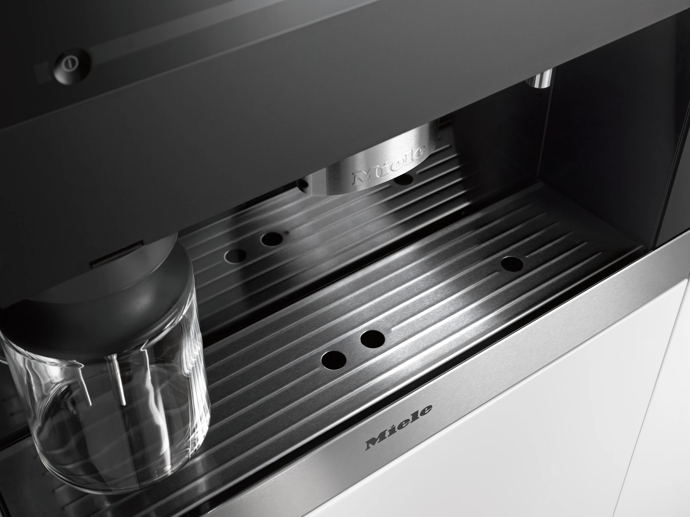 Built‑in coffee machine with bean-to-cup system and OneTouch for Two for perfect coffee enjoyment. CVA6405