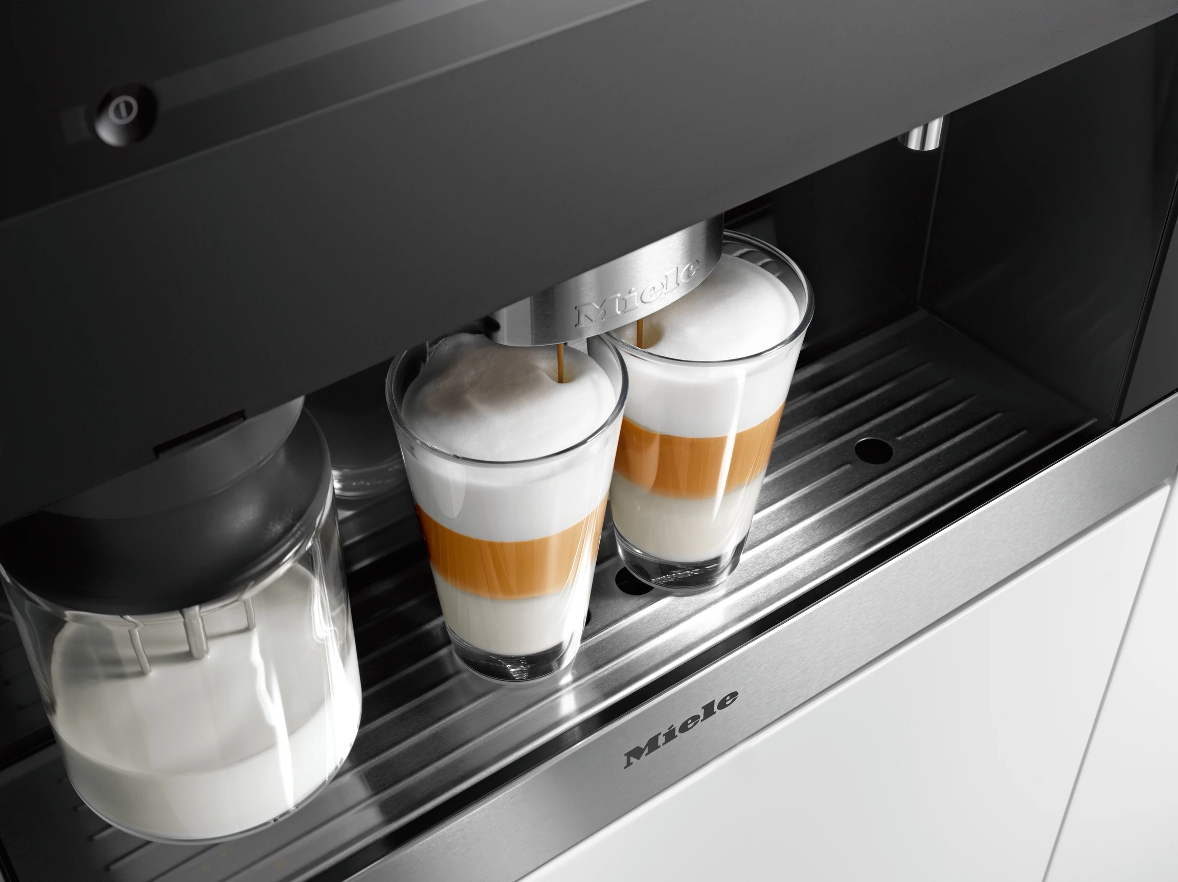 Built‑in coffee machine with bean-to-cup system and OneTouch for Two for perfect coffee enjoyment. CVA6405