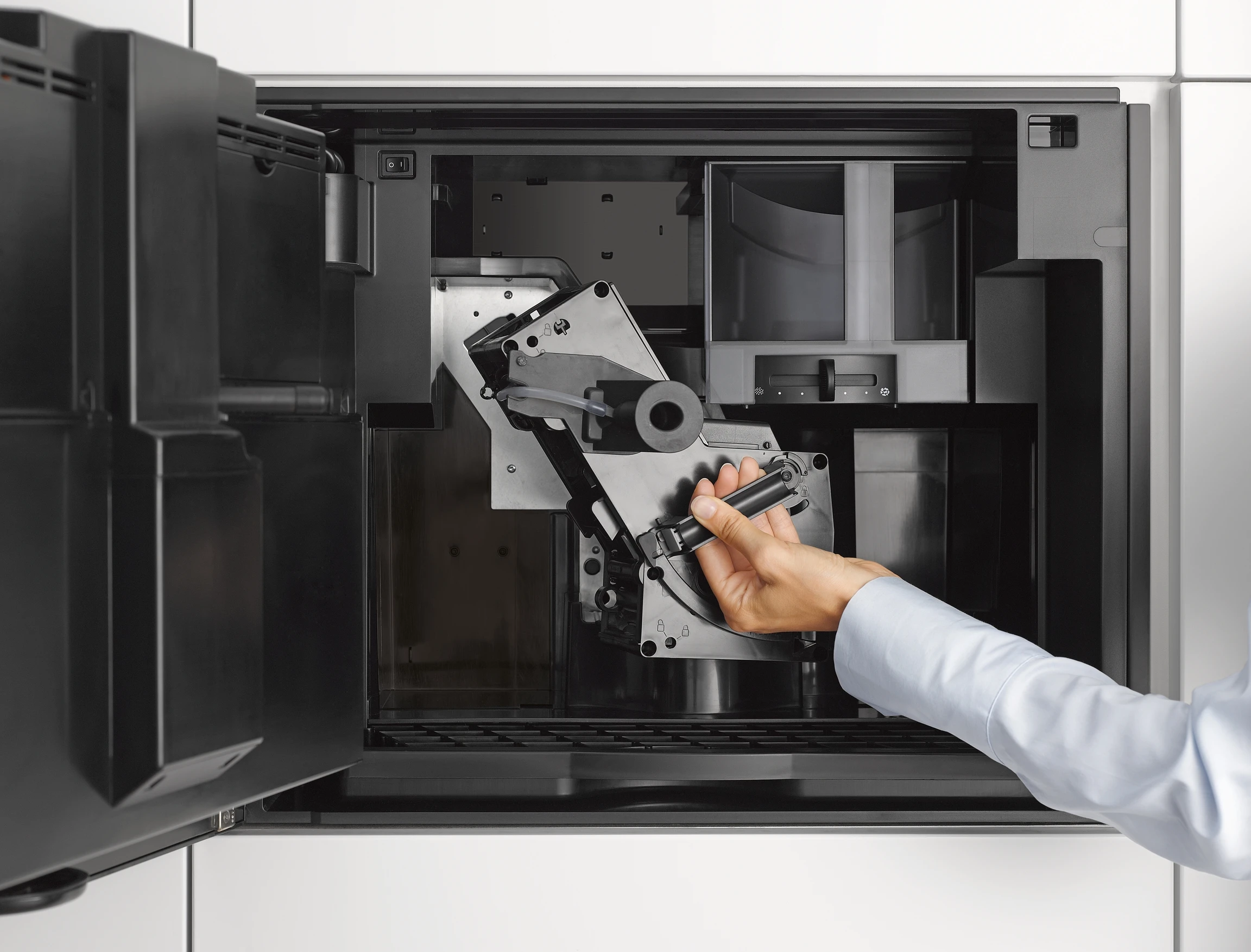 Built‑in coffee machine with bean-to-cup system and OneTouch for Two for perfect coffee enjoyment. CVA6405