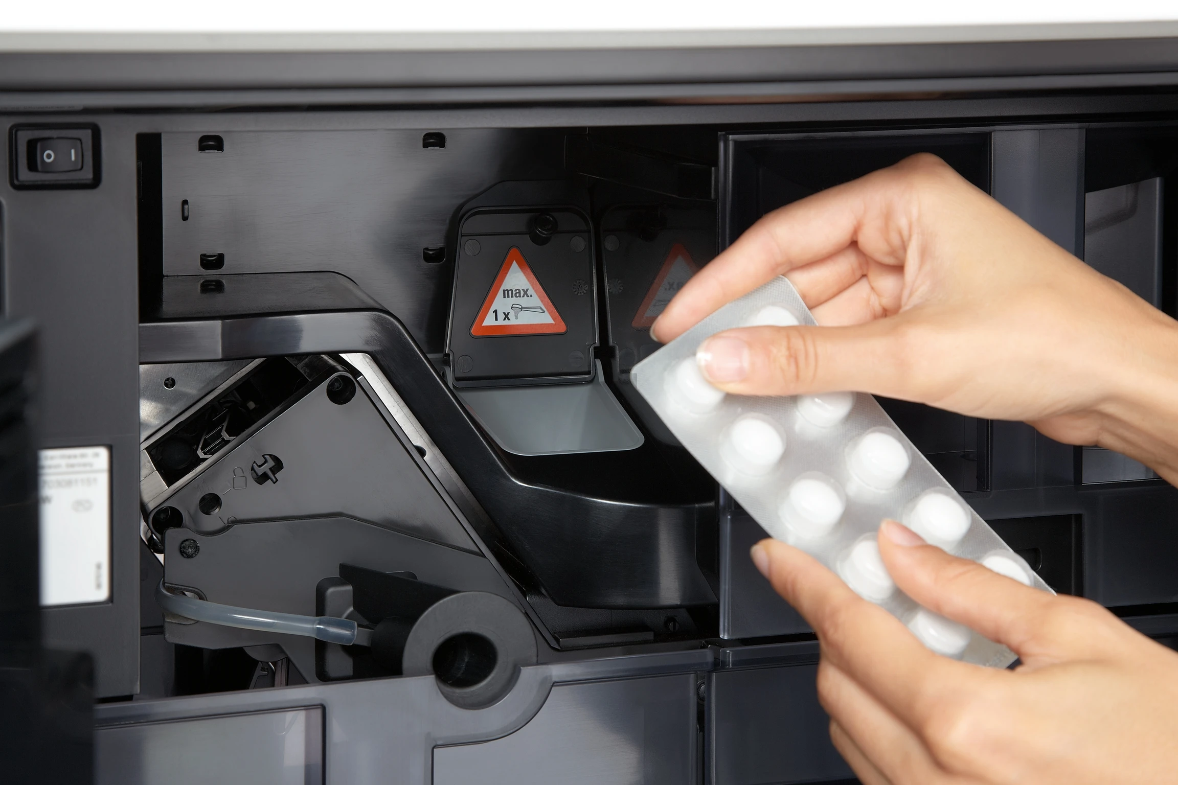 Built‑in coffee machine with bean-to-cup system and OneTouch for Two for perfect coffee enjoyment. CVA6405