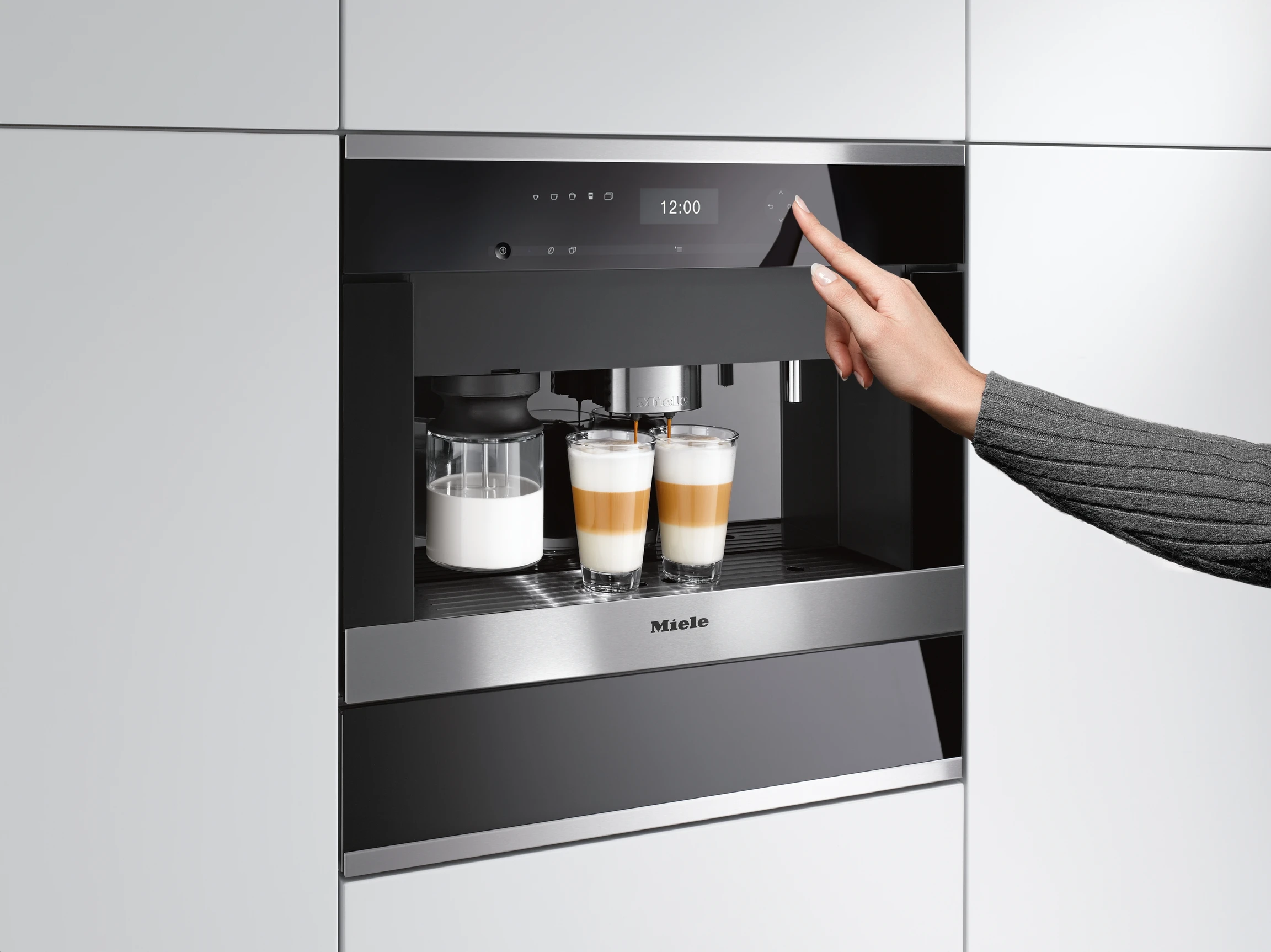 Built‑in coffee machine with bean-to-cup system and OneTouch for Two for perfect coffee enjoyment. CVA6405