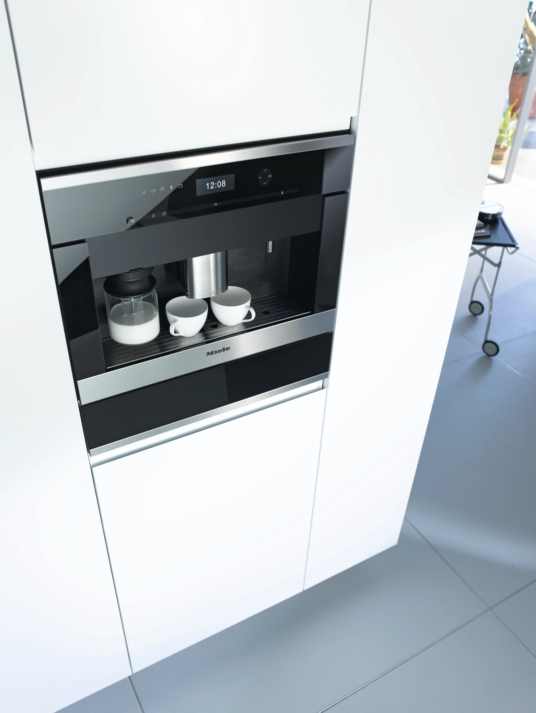 Built‑in coffee machine with bean-to-cup system and OneTouch for Two for perfect coffee enjoyment. CVA6405