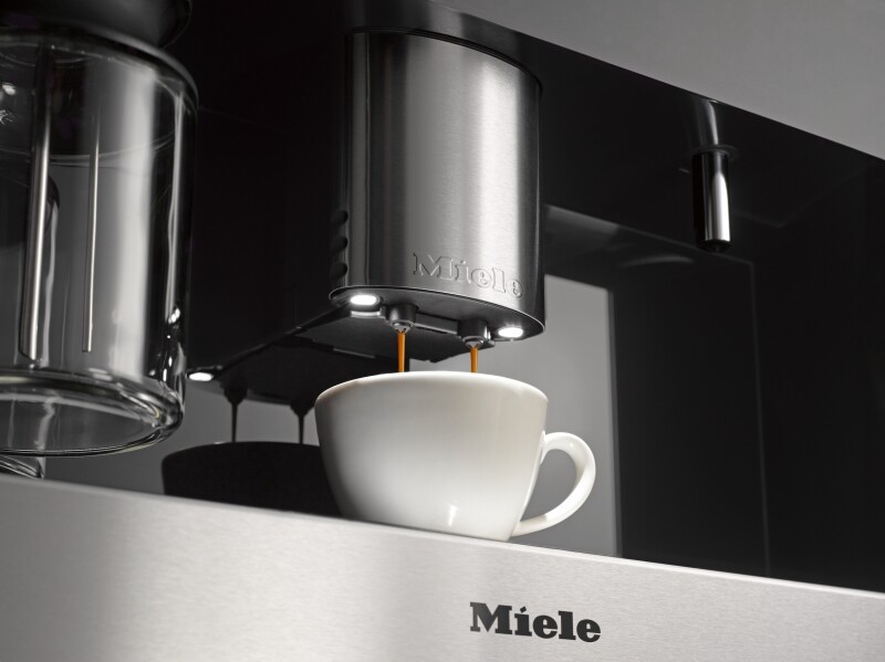 Built‑in coffee machine with bean-to-cup system and OneTouch for Two for perfect coffee enjoyment. CVA6405