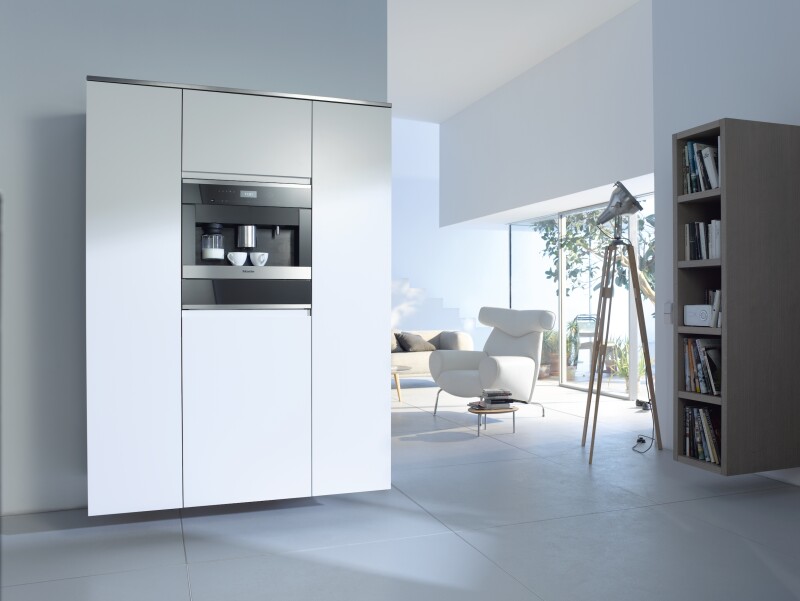 Built‑in coffee machine with bean-to-cup system and OneTouch for Two for perfect coffee enjoyment. CVA6405
