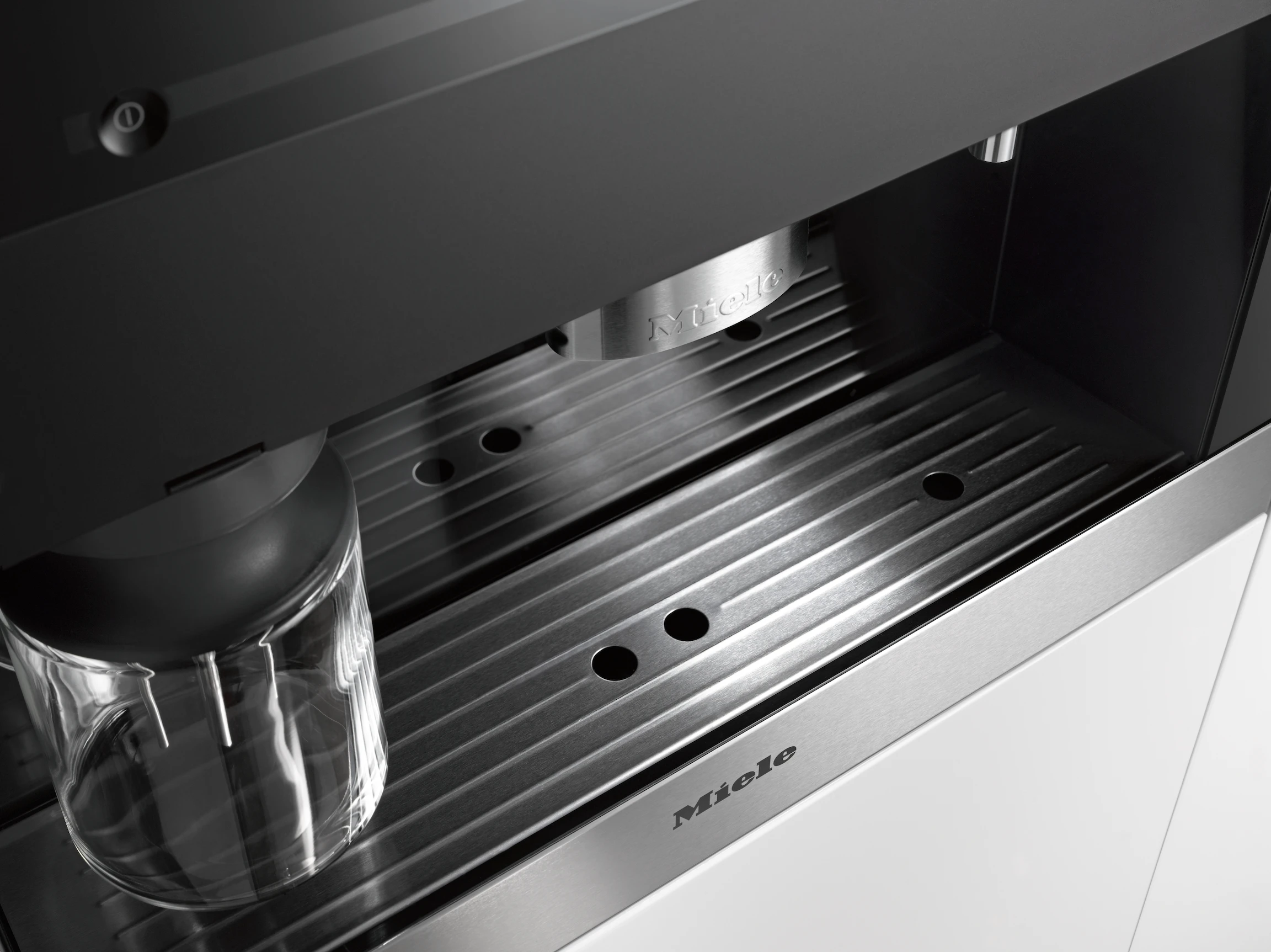 Built‑in coffee machine with bean-to-cup system - theall-rounder for the highest demands. CVA6805