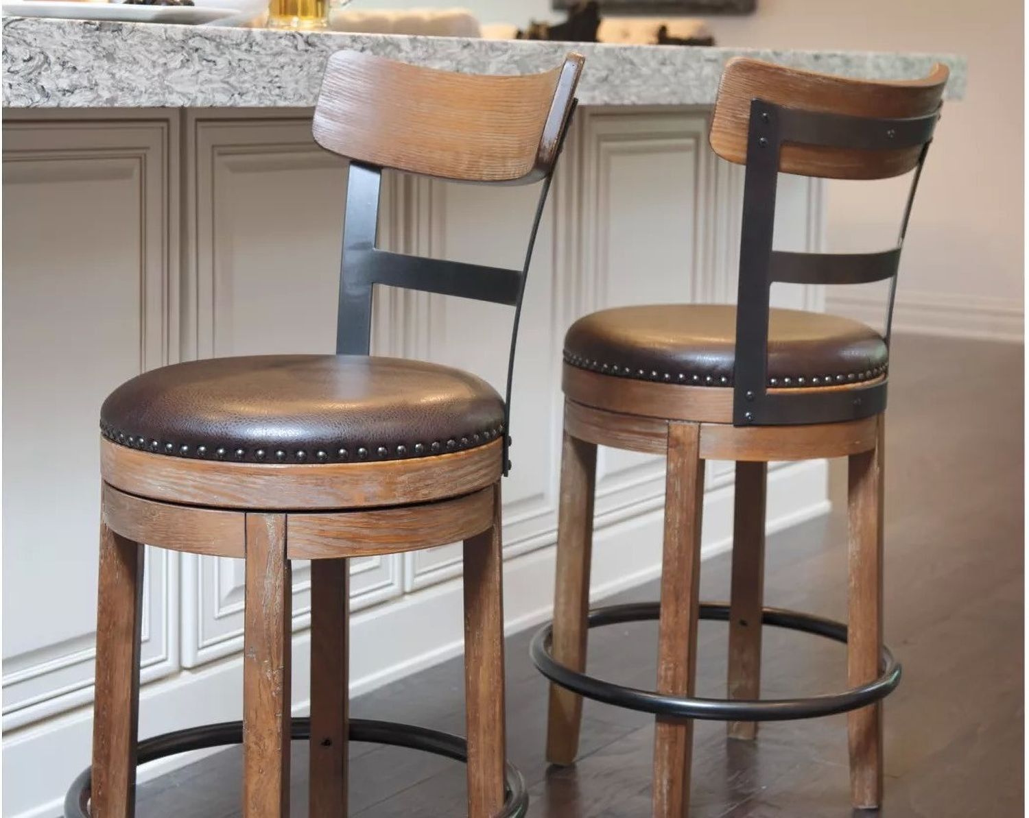 Pinnadel Upholstered Swivel Counter Stool D542124
