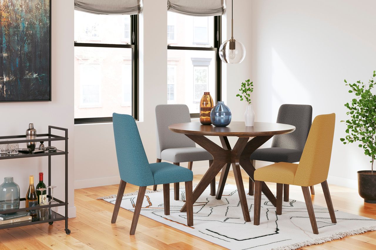 Lyncott Brown Round Dining Room Table D61515