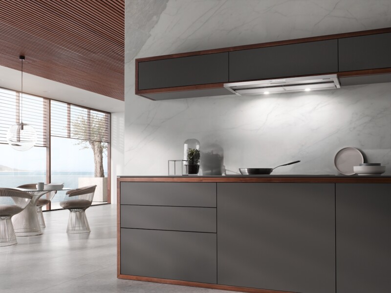 Built‑in ventilation hood with energy-efficient LED lighting and backlit controls for easy use. DA3496