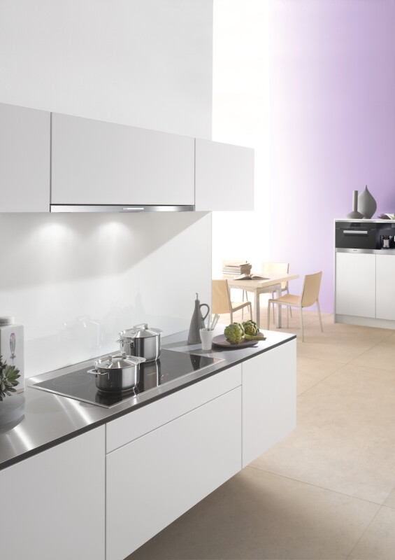 Built‑in ventilation hood with energy-efficient LED lighting and backlit controls for easy use. DA3496
