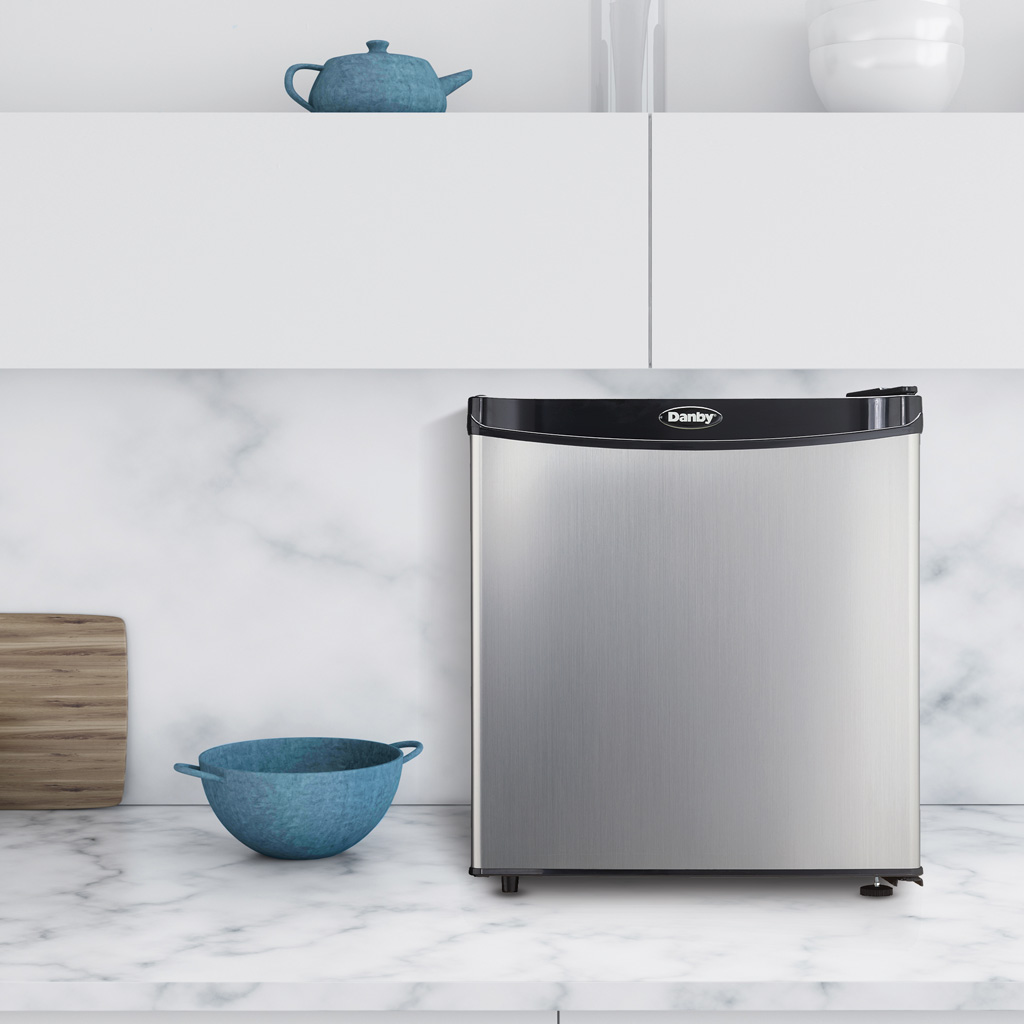 1.6 Cu. Ft. Compact Fridge Look DAR016A1BSLDB