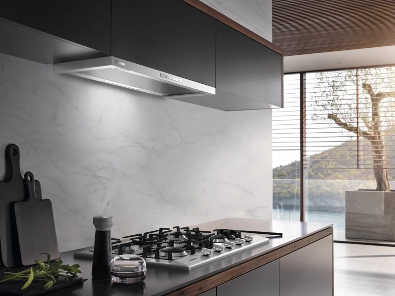 Built‑in ventilation hood for installation in narrow upper cabinets with EasySwitch controls DAS4720