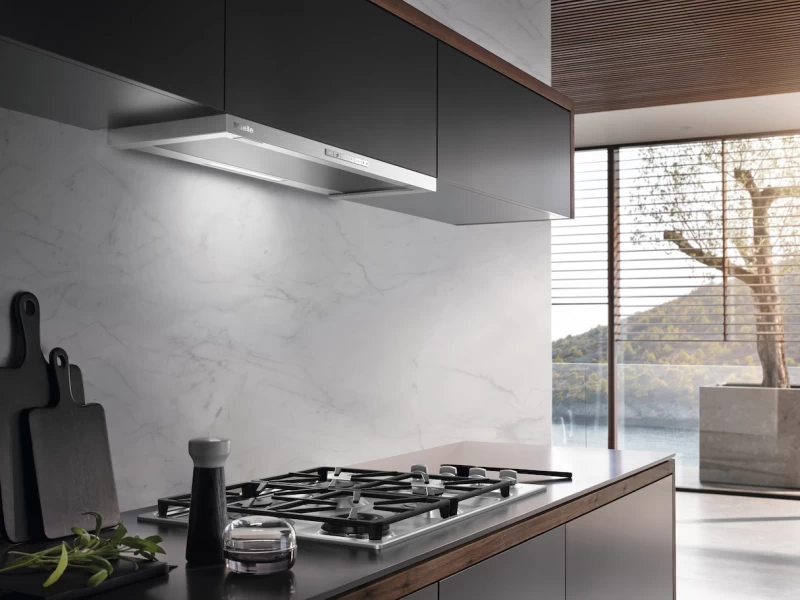 Built‑in ventilation hood for installation in narrow upper cabinets with EasySwitch controls DAS4720