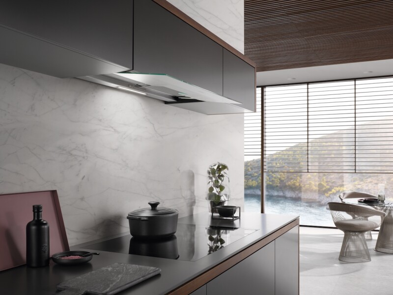 Built‑in ventilation hood for installation in narrow upper cabinets with EasySwitch controls DAS4940