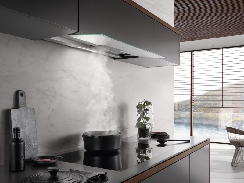 Built‑in ventilation hood for installation in narrow upper cabinets with EasySwitch controls DAS4940