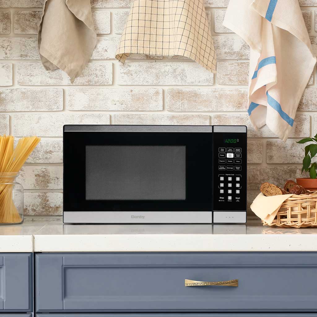 0.9 Cu. Ft. Countertop Microwave DBMW0925BBS