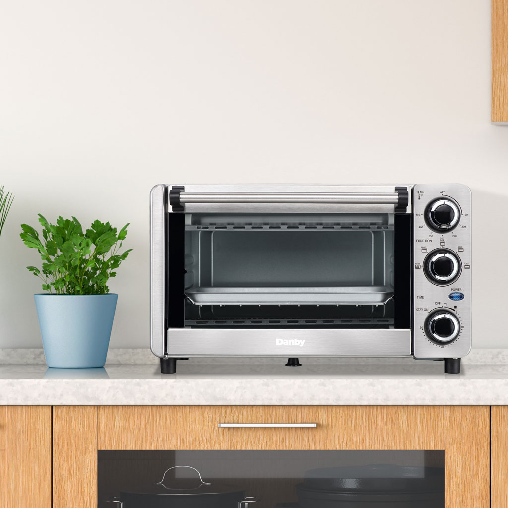 0.4 Cu. Ft./12l 4 Slice Countertop Toaster Oven DBTO0412BBSS