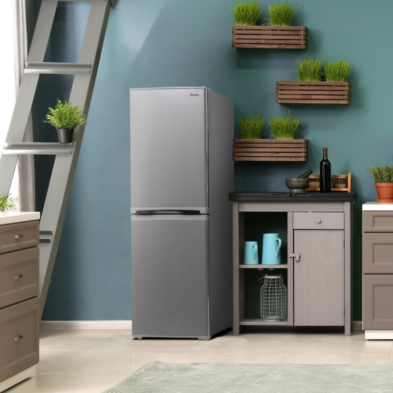 19 Inch 4.9 Cu. Ft. Bottom Mount Mini Refrigerator DCR049B1BSLDB