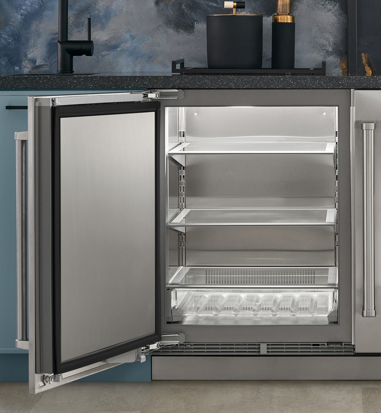 24" Outdoor Undercounter Refrigerator – Panel Ready DEU2450ROL