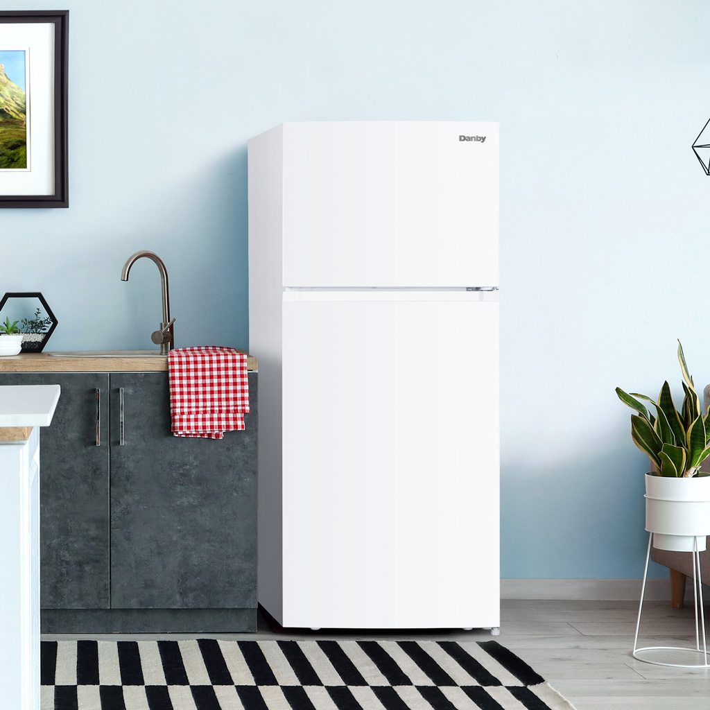 18 cu. ft. Top Mount Refrigerator in White DFF176B1WDB