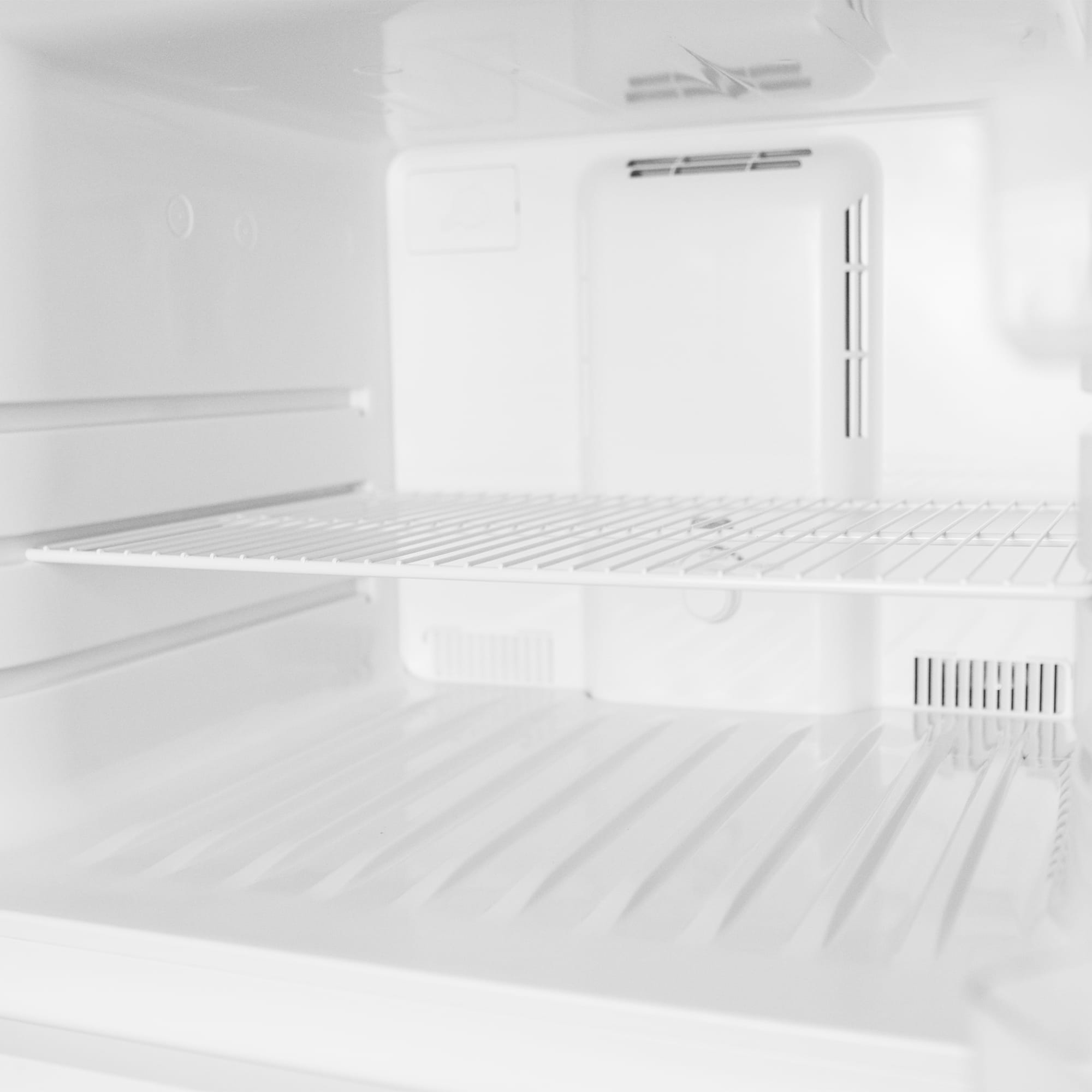 18 cu. ft. Top Mount Refrigerator in White DFF176B1WDB