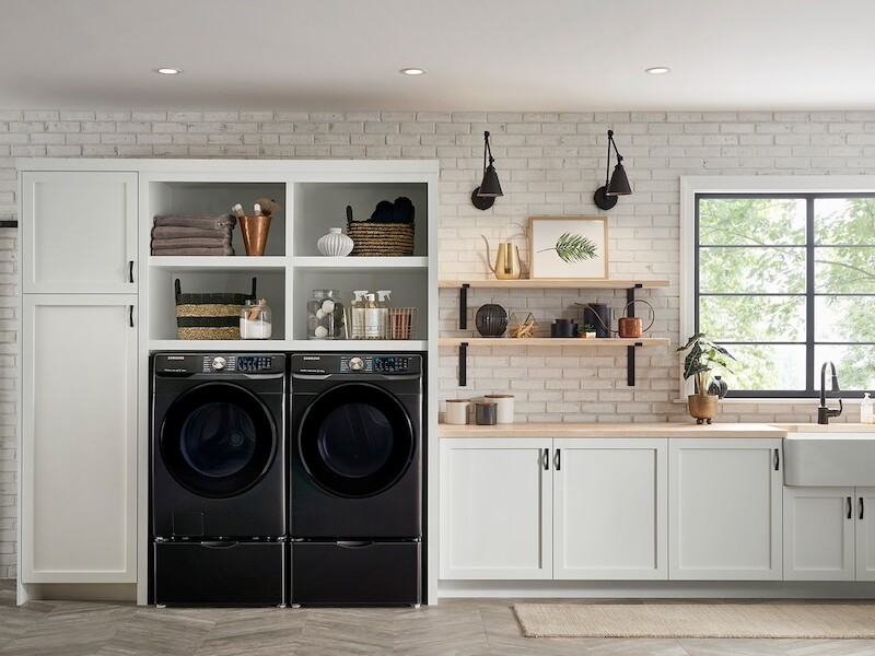 7.5 cu. ft. Smart Gas Dryer with Steam Sanitize+ in Black Stainless Steel DVG50R8500WA3