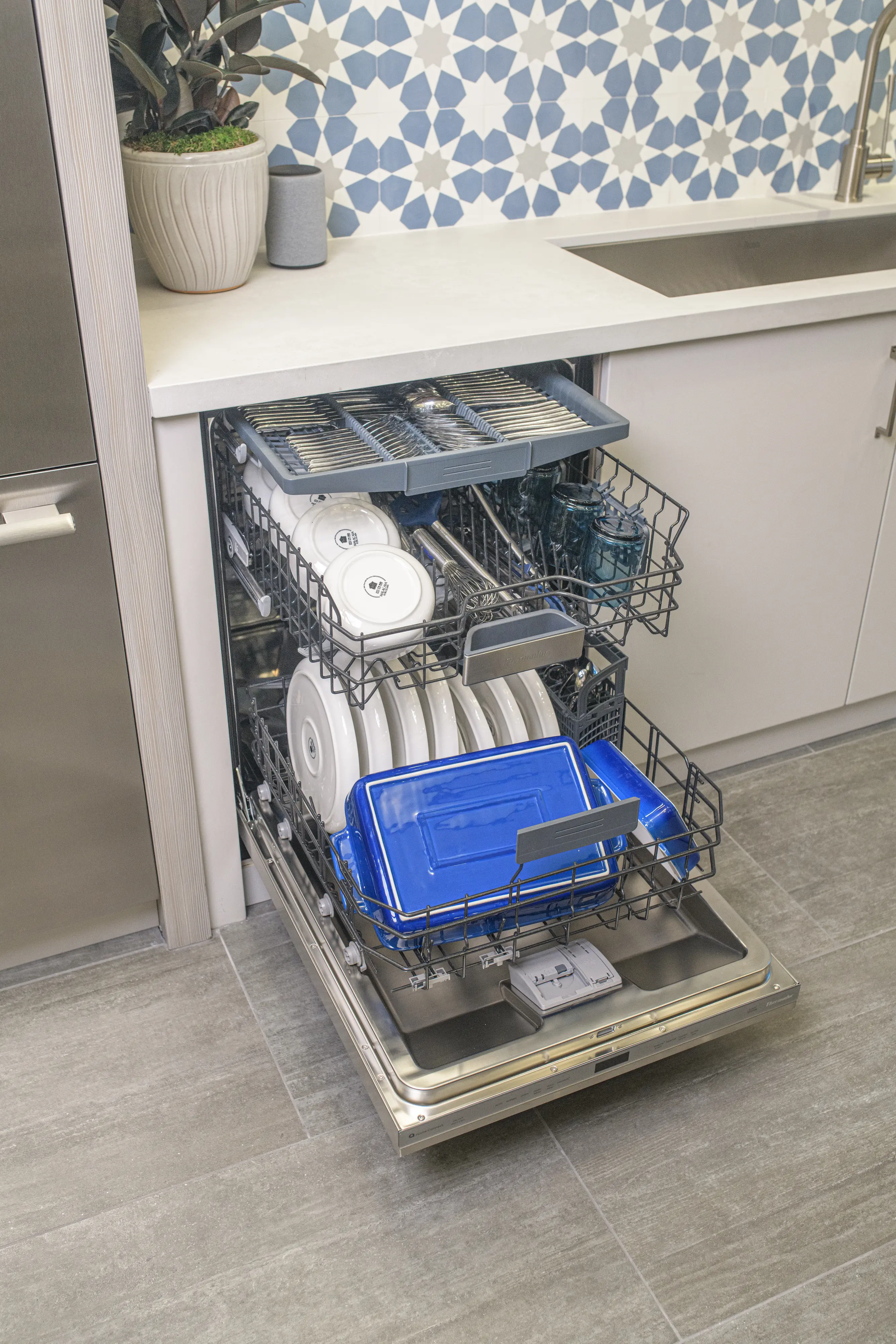 Emerald® Dishwasher 24'' Professional, DWHD640EFP